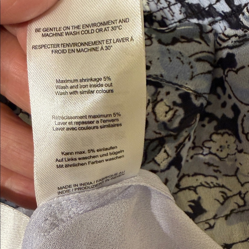 GANNI Blue Floral Georgette
Smocked Pull on Lined Mini Skirt
Size 36 - Picture 11 of 11